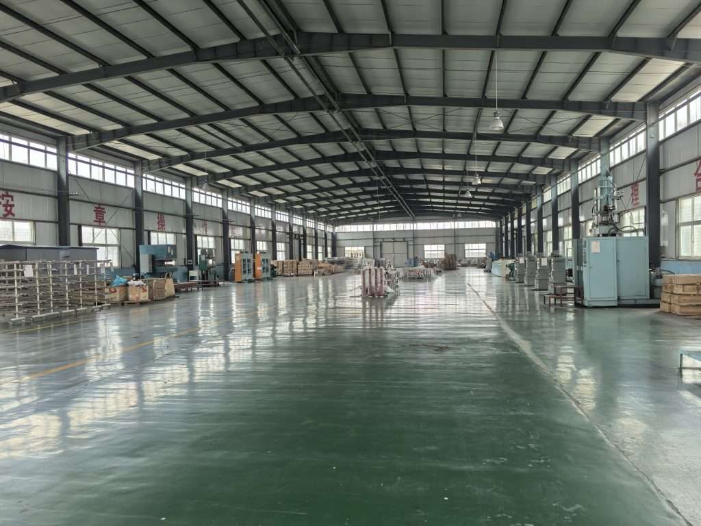 Power fittings and insulators factory production workshop