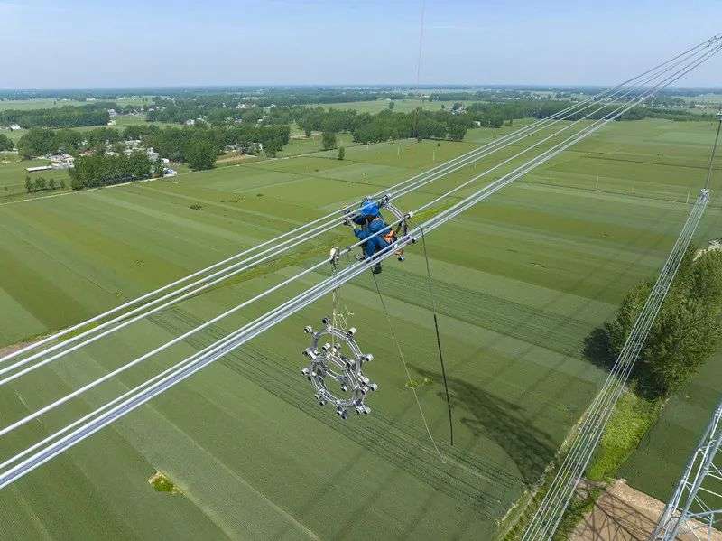 4-split bundled conductor UHV transmission line on-site, power fittings and insulator installation for overhead power grid